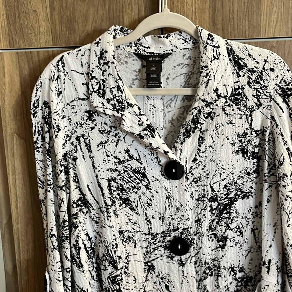 Ali Miles shirt, small/fits medium, black and white.